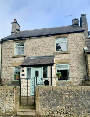 The Beautiful Bobbin - Premium Cottage with views, local walks, wood burner & pubs